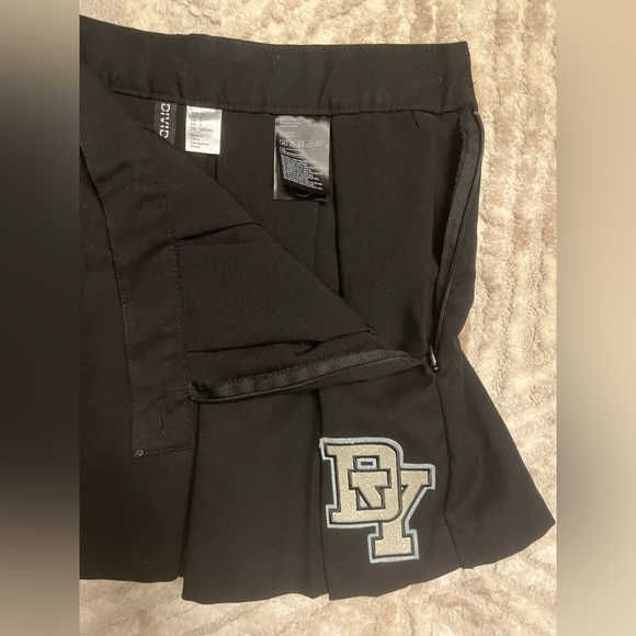 H&M Short, pleated skirt, stretch twill. Button and concealed zipper SIZE 2 - Picture 5 of 6